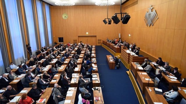 Abgeordneten sitzen im Ratssaal von Köln
