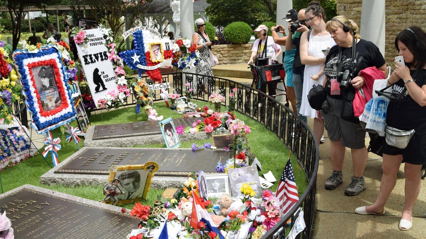 Auch 40 Jahre nach dem Tod von Elvis trauern Fans an seinem Grab.