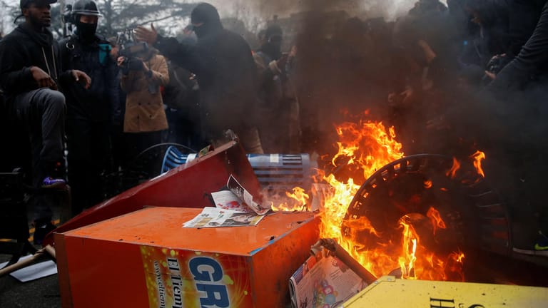 Aktivisten verbrennen Papierkörbe und Zeitungsboxen am Rande der Proteste gegen Trumps Amtsantritt.