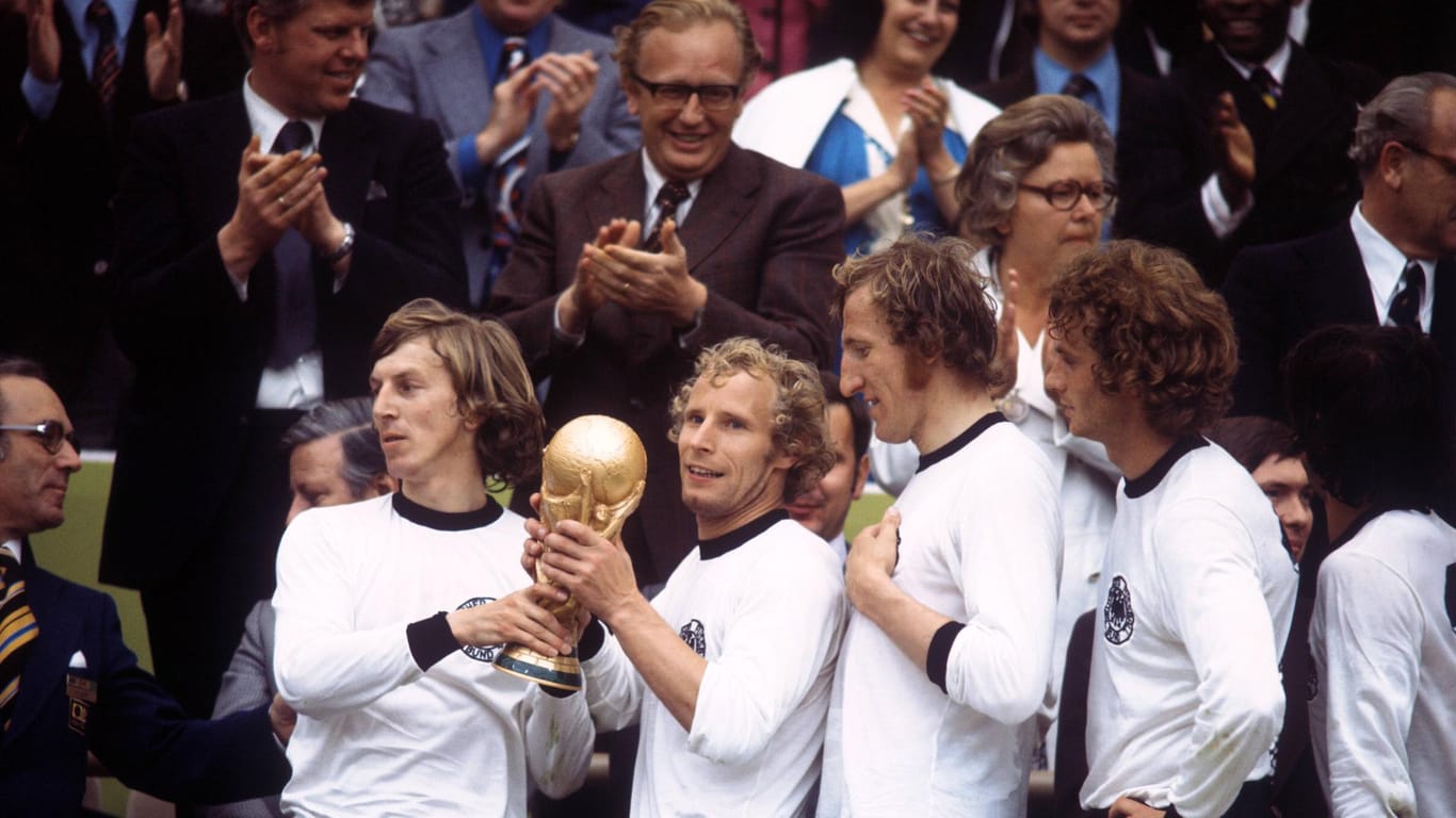 Größter Erfolg als Spieler: Berti Vogts (2.v.l.) mit Jürgen Grabowski (v.l.), Rainer Bonhof, Hans-Georg Schwarzenbeck und dem Weltmeister-Pokal 1974.