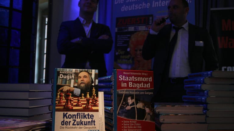 Am Stand der rechten Zeitschrift "Zuerst": ein Buch des russischen Neofaschisten Alexander Dugin. Manuel Ochsenreiter (rechts) ist Chefredakteur der Zeitschrift.