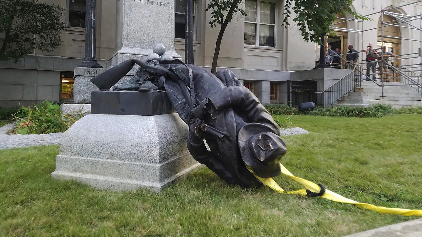 Das Konföderierten-Denkmal vor dem Gerichtsgebäude der Stadt war von Demonstranten mit einem Seil vom Sockel geholt worden.