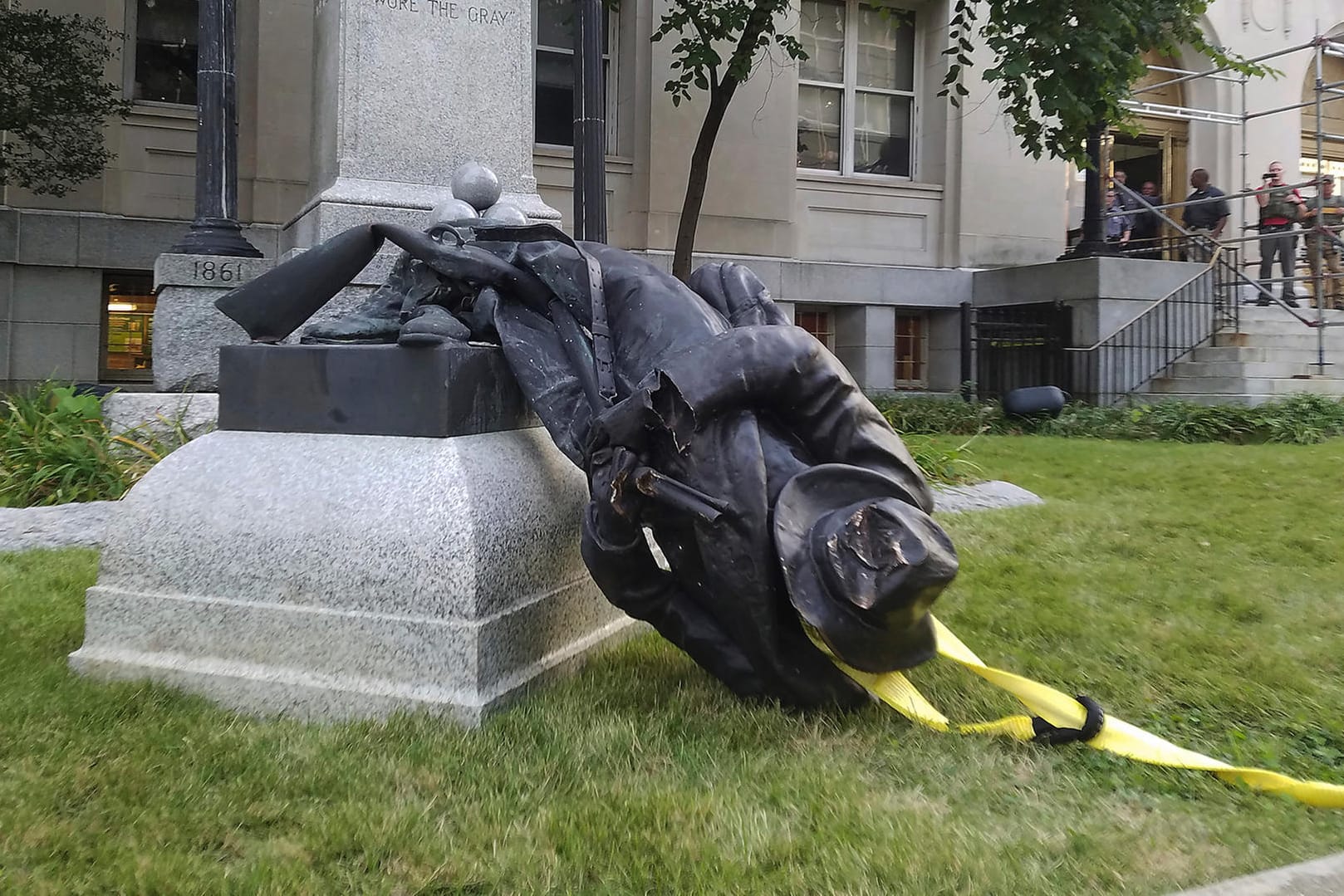 Das Konföderierten-Denkmal vor dem Gerichtsgebäude der Stadt war von Demonstranten mit einem Seil vom Sockel geholt worden.