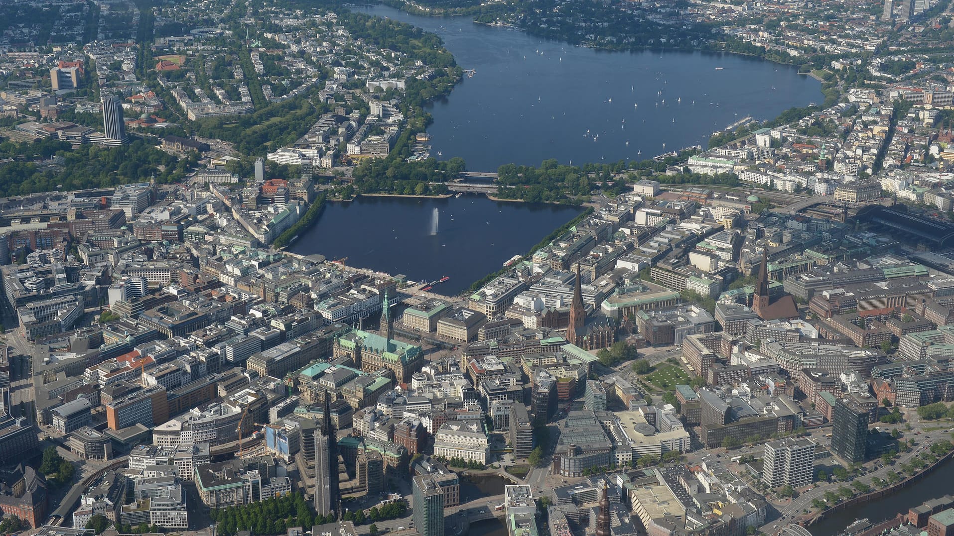 Hamburg ist die lebenswerteste Stadt Deutschlands und belegt weltweit Rang 10. Hamburg ist die lebenswerteste Stadt Deutschlands und belegt weltweit Rang 10.
