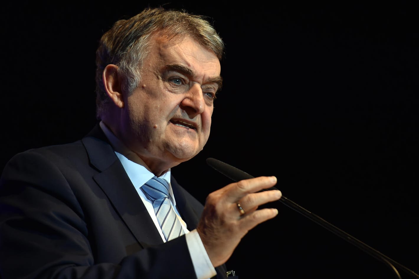NRW-Innenminister Herbert Reul (CDU) verurteilt die Fälschung aufs Schärfste.