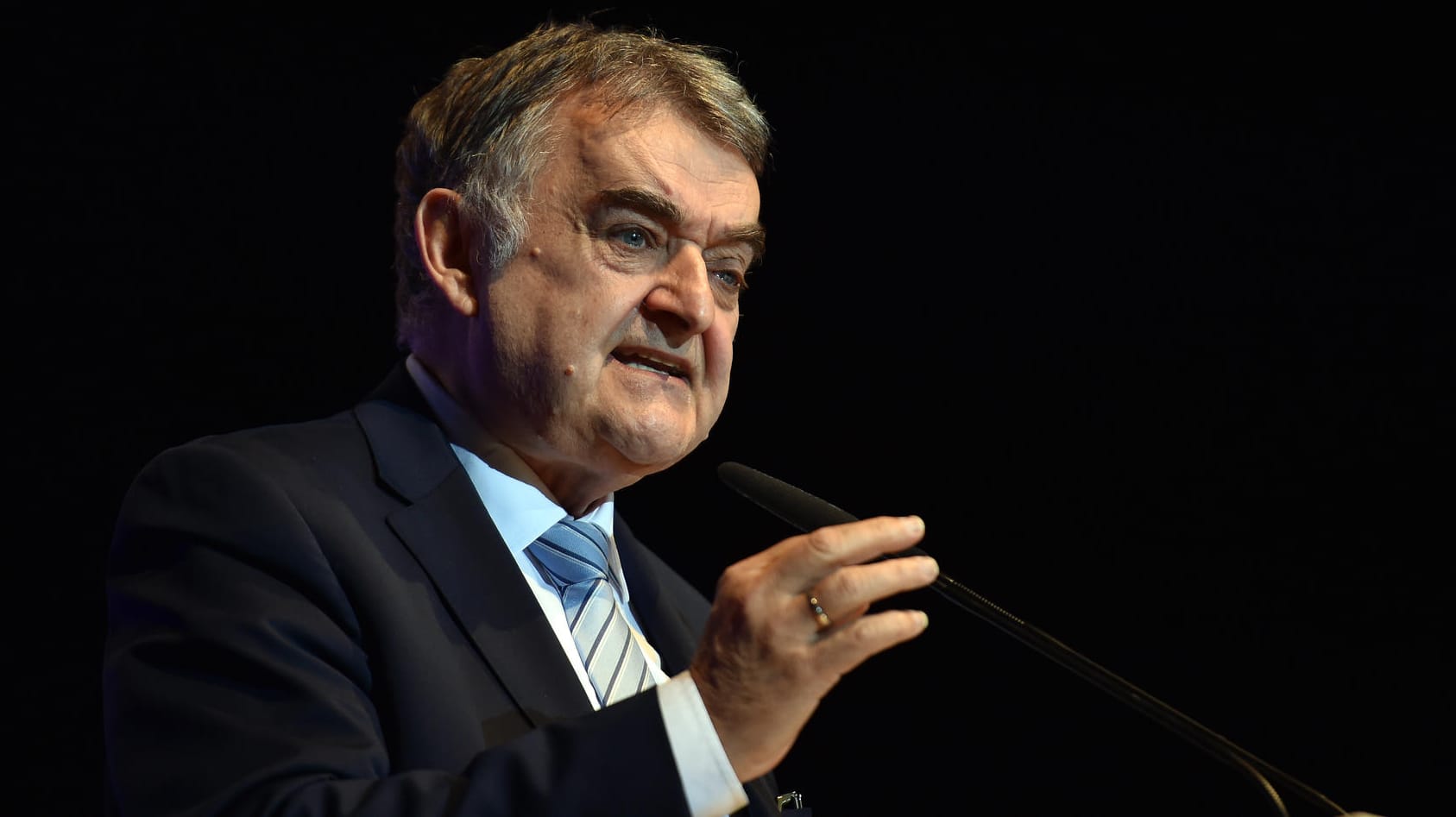 NRW-Innenminister Herbert Reul (CDU) verurteilt die Fälschung aufs Schärfste. NRW-Innenminister Herbert Reul (CDU) verurteilt die Fälschung aufs Schärfste.
