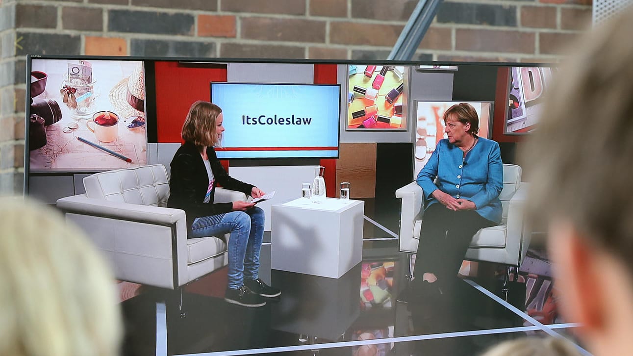 Bundeskanzlerin Merkel spricht im YouTube-Studio mit Lisa Sophie alias "ItsColeslaw".