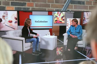 Bundeskanzlerin Merkel spricht im YouTube-Studio mit Lisa Sophie alias "ItsColeslaw".