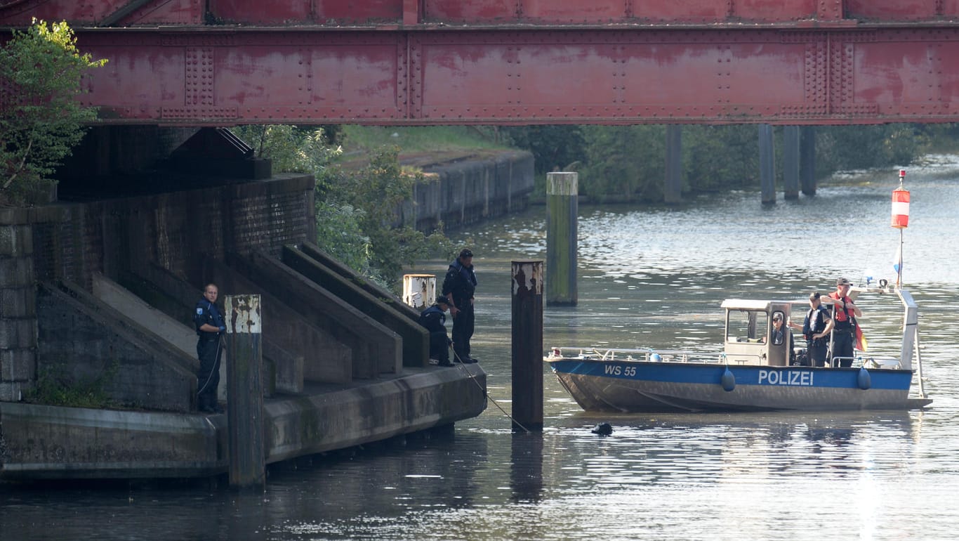 Taucher der Polizei suchen den Tiefstackkanal in Hamburg nach weiteren Leichenteilen ab.
