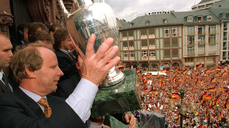 Berti Vogts mit dem Europameister-Pokal 1996 auf dem Frankfurter Römer. Im gleichen Jahr wurde er Weltnationaltrainer.