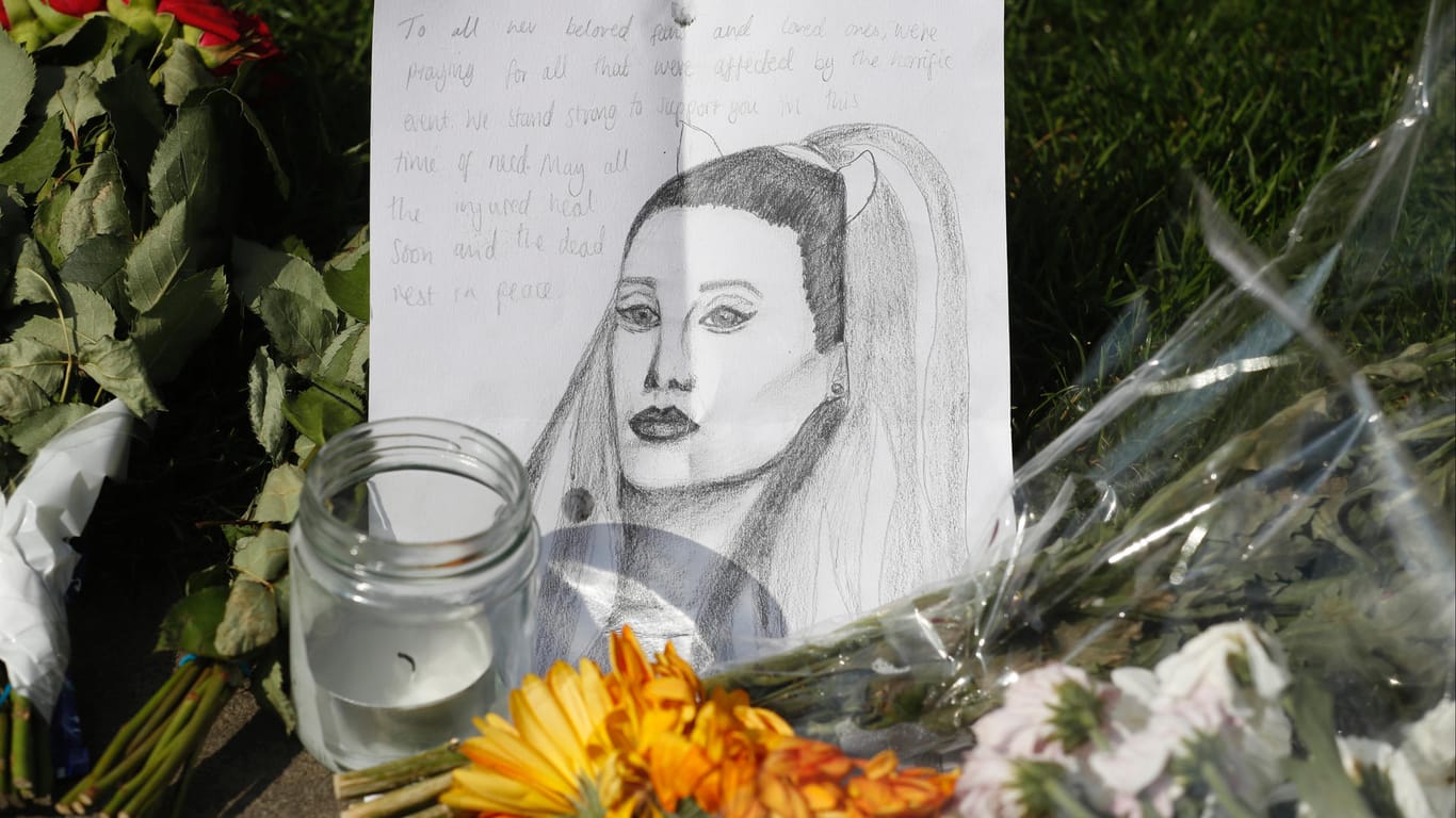Blumen, eine Kerze und ein Bild erinnern in Sheffield an eines der Terroropfer von Manchester.