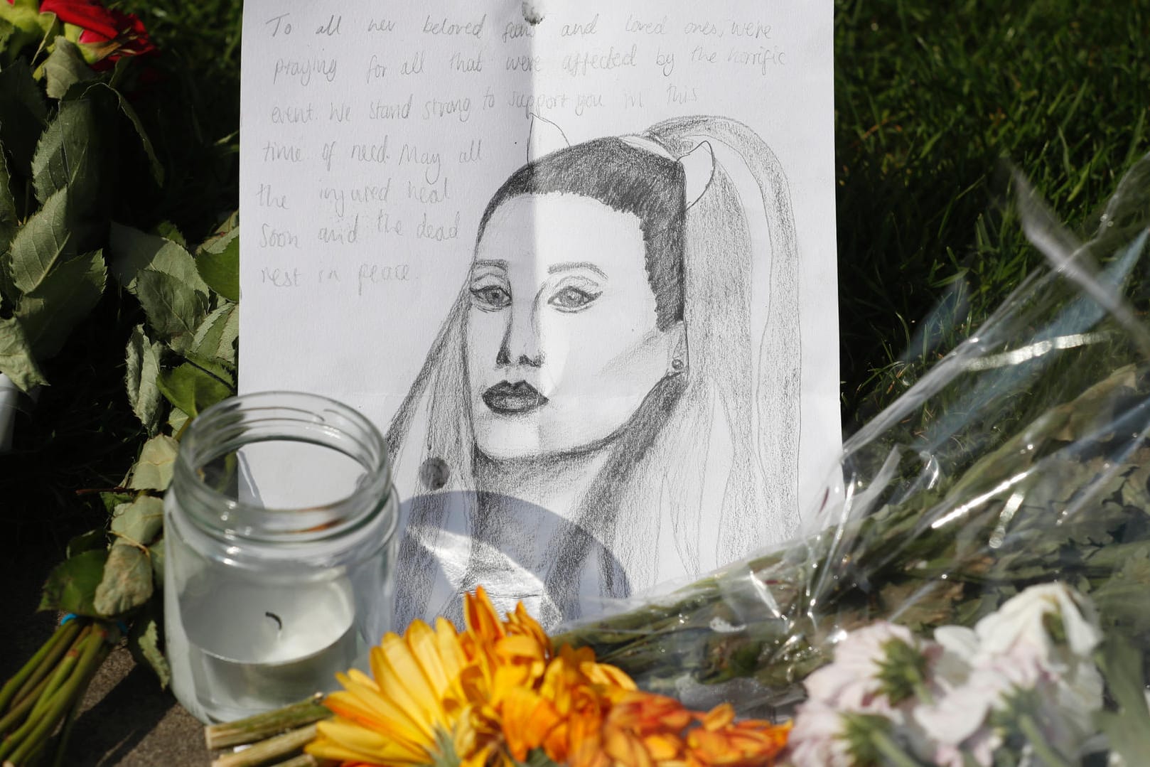 Blumen, eine Kerze und ein Bild erinnern in Sheffield an eines der Terroropfer von Manchester.