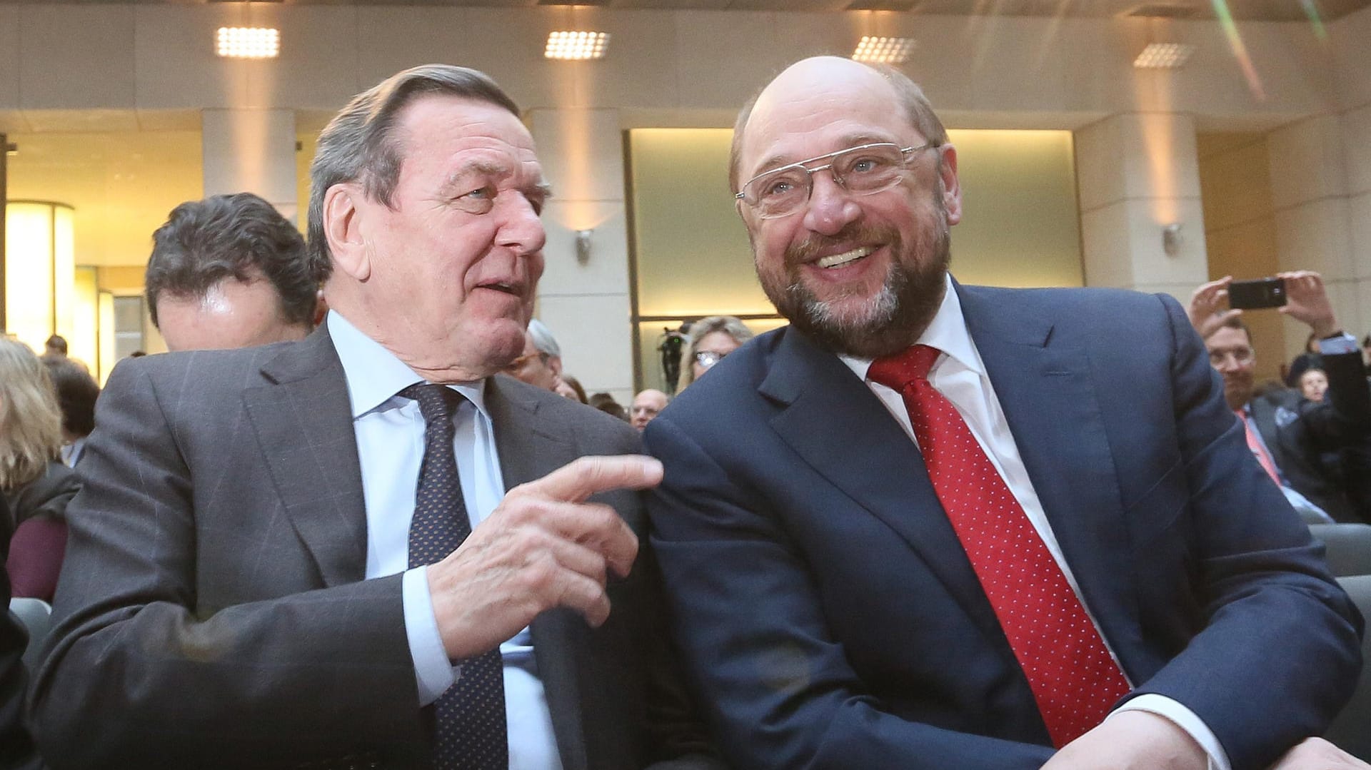 Gerhard Schröder und Martin Schulz bei einer Buchpräsentation im Februar 2014 in Berlin. Gerhard Schröder und Martin Schulz bei einer Buchpräsentation im Februar 2014 in Berlin.