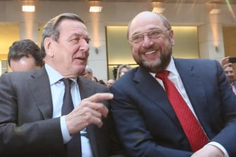 Gerhard Schröder und Martin Schulz bei einer Buchpräsentation im Februar 2014 in Berlin.