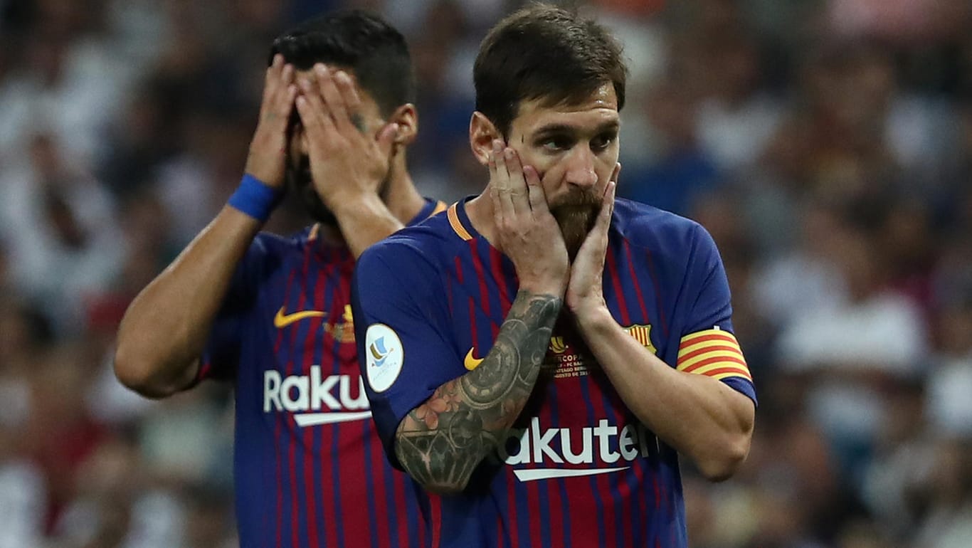 Lionel Messi (vorne) und Luis Suarez können die deutlichen Niederlagen des FC Barcelona kaum fassen.