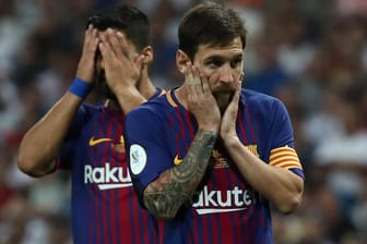 Lionel Messi (vorne) und Luis Suarez können die deutlichen Niederlagen des FC Barcelona kaum fassen.