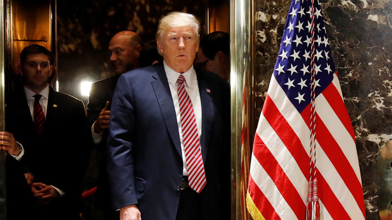 Donald Trump tritt vor seiner umstrittenen Charlottesville-Pressekonferenz aus dem Aufzug des Trump-Towers in New York.
