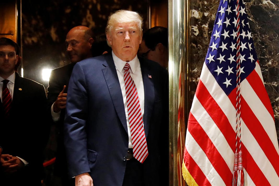 Donald Trump tritt vor seiner umstrittenen Charlottesville-Pressekonferenz aus dem Aufzug des Trump-Towers in New York.