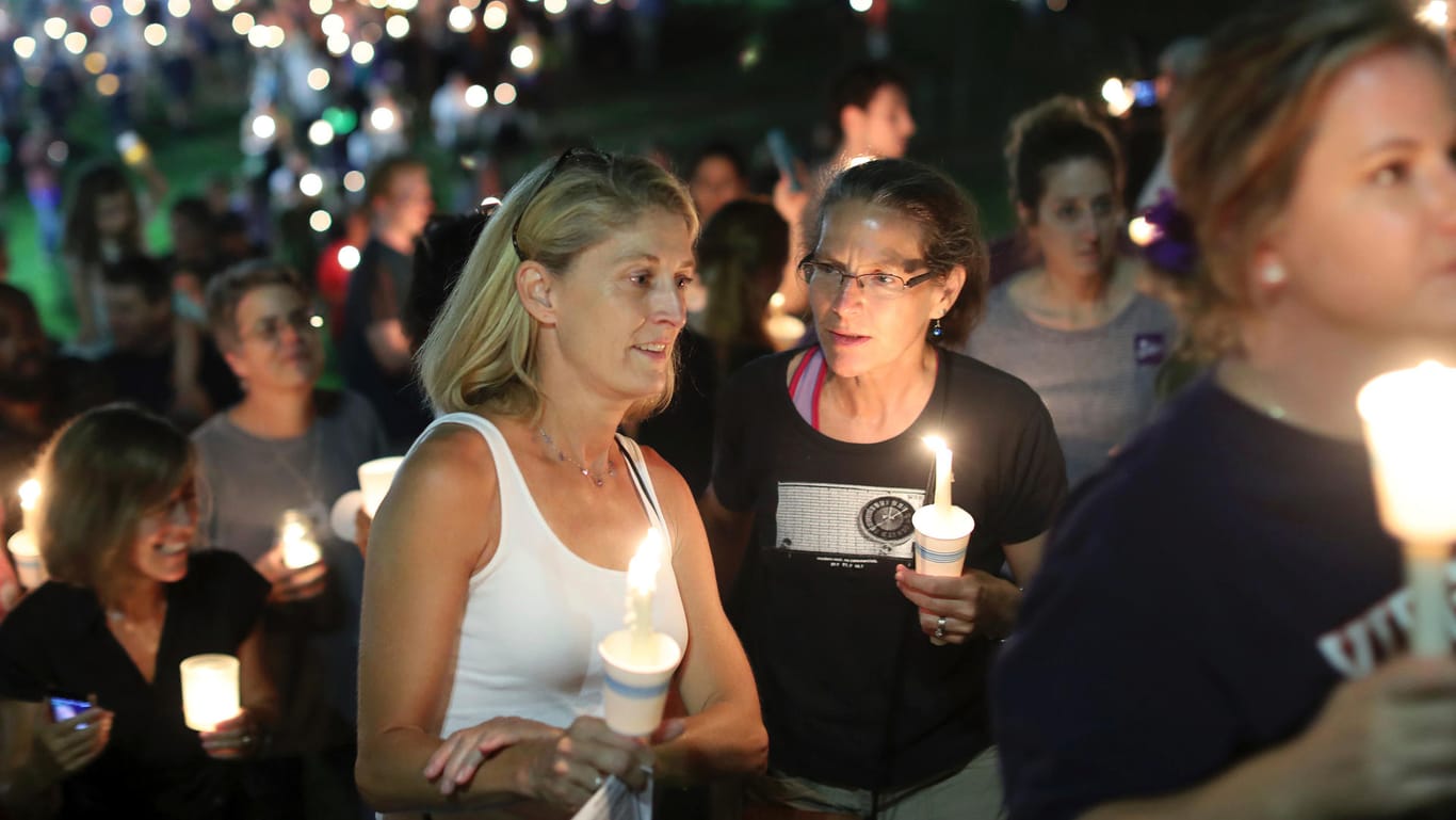 In Charlottesville gedenken Hunderte Menschen mit Kerzen der getöteten Heather Heyer.