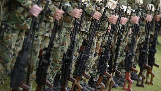 Bulgarische Soldaten mit ihren Kalaschnikows beim Manöver "Platimum Lion 15-2". Bulgarische Soldaten mit ihren Kalaschnikows beim Manöver "Platimum Lion 15-2".