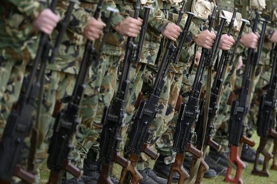 Bulgarische Soldaten mit ihren Kalaschnikows beim Manöver "Platimum Lion 15-2".