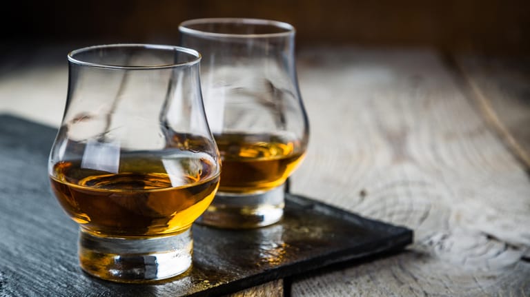 Whiskygläser: Wird Whisky pur oder mit etwas Wasser getrunken?
