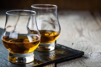 Whiskygläser: Wird Whisky pur oder mit etwas Wasser getrunken?