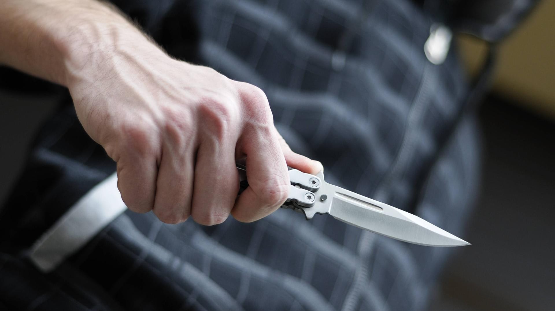 Der Täter soll mit einem Messer bewaffnet gewesen sein. Der Täter soll mit einem Messer bewaffnet gewesen sein.