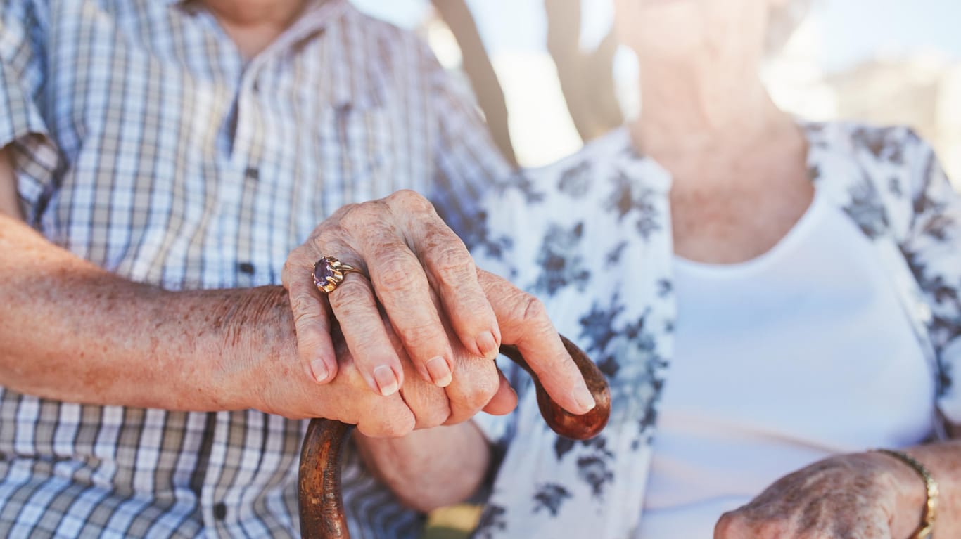 Älteres Paar: Verbesserte Lebensumstände, der medizinische Fortschritt und neue Technologien tragen dazu bei, dass wir immer älter werden.