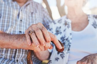 Älteres Paar: Verbesserte Lebensumstände, der medizinische Fortschritt und neue Technologien tragen dazu bei, dass wir immer älter werden.