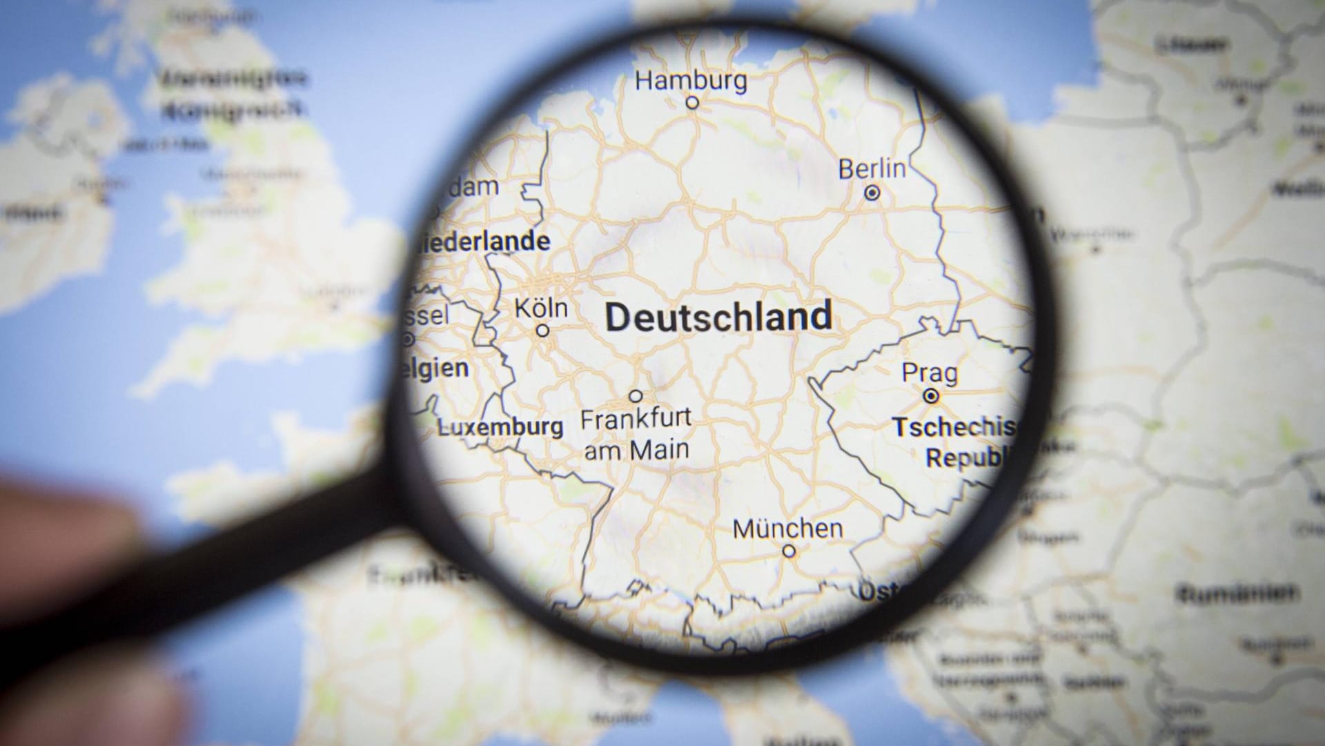 Google Maps bekommt neue Funktionen, aber keine neuen Street-View-Fotos aus Deutschland. Google Maps bekommt neue Funktionen, aber keine neuen Street-View-Fotos aus Deutschland.
