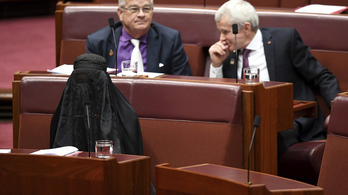 Pauline Hanson hatte Körper und Gesicht ganz mit einem schwarzen Schleier verhüllt, wie ihn Frauen in konservativen islamischen Ländern tragen.