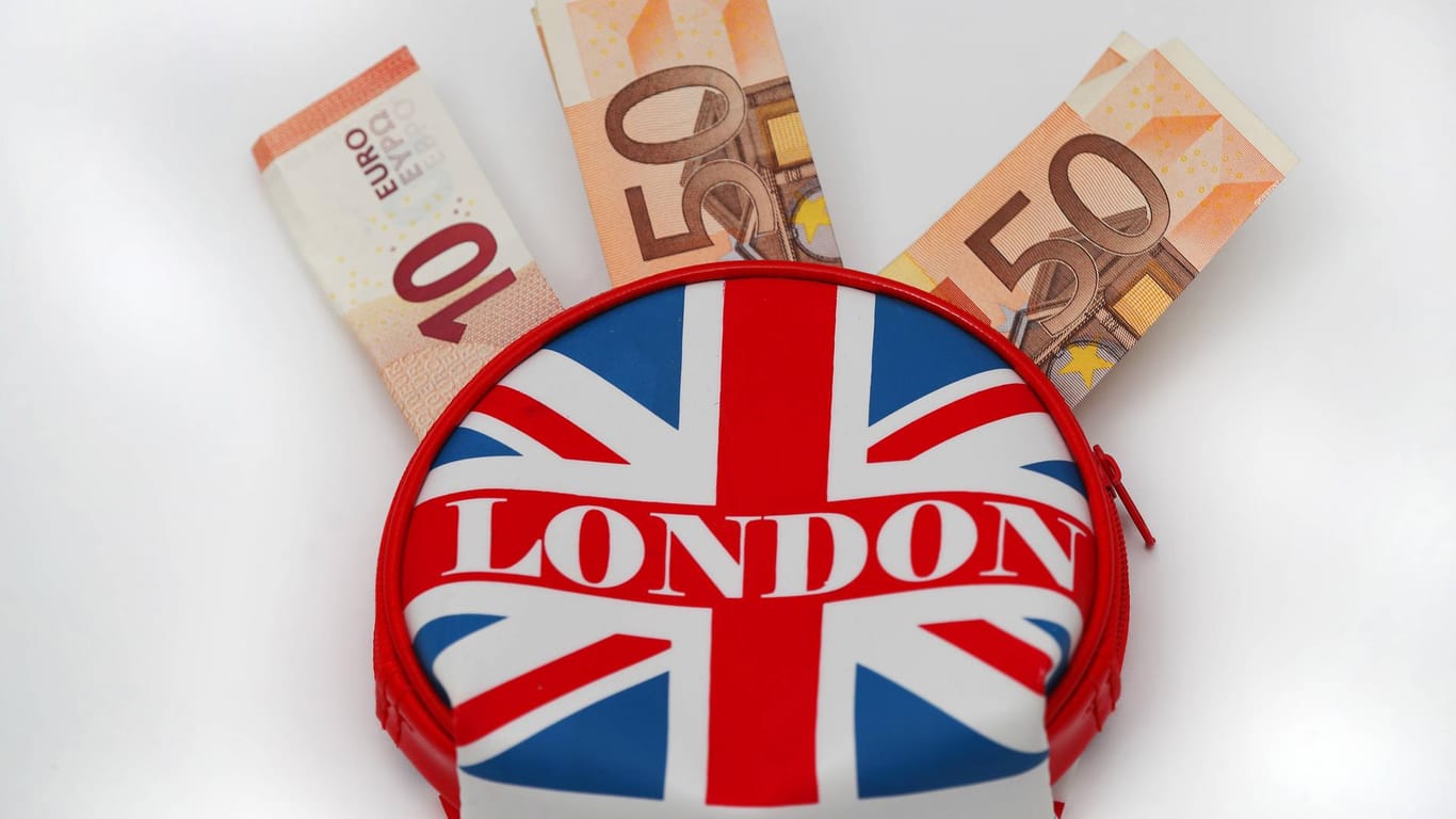 Wegen steigender Preise müssen Briten nun stärker auf ihr Geld achten. (Symbolbild)