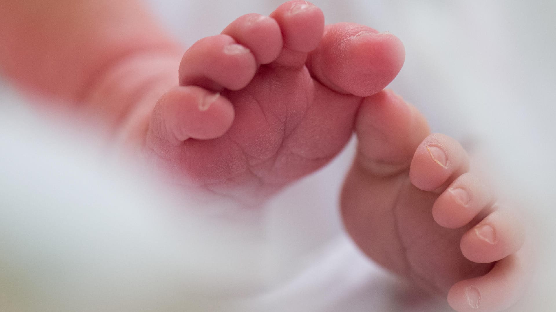 Das Mädchen hatte von seiner Schwangerschaft nichts gewusst – bis es wegen Magenschmerzen ins Krankenhaus gebracht wurde. (Symbolbild)