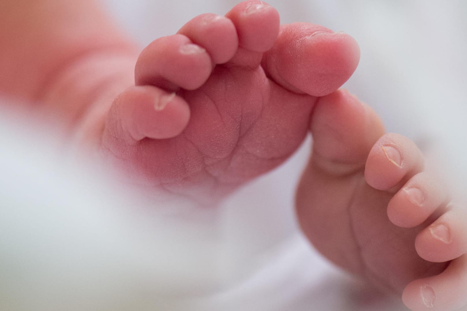 Das Mädchen hatte von seiner Schwangerschaft nichts gewusst – bis es wegen Magenschmerzen ins Krankenhaus gebracht wurde. (Symbolbild)