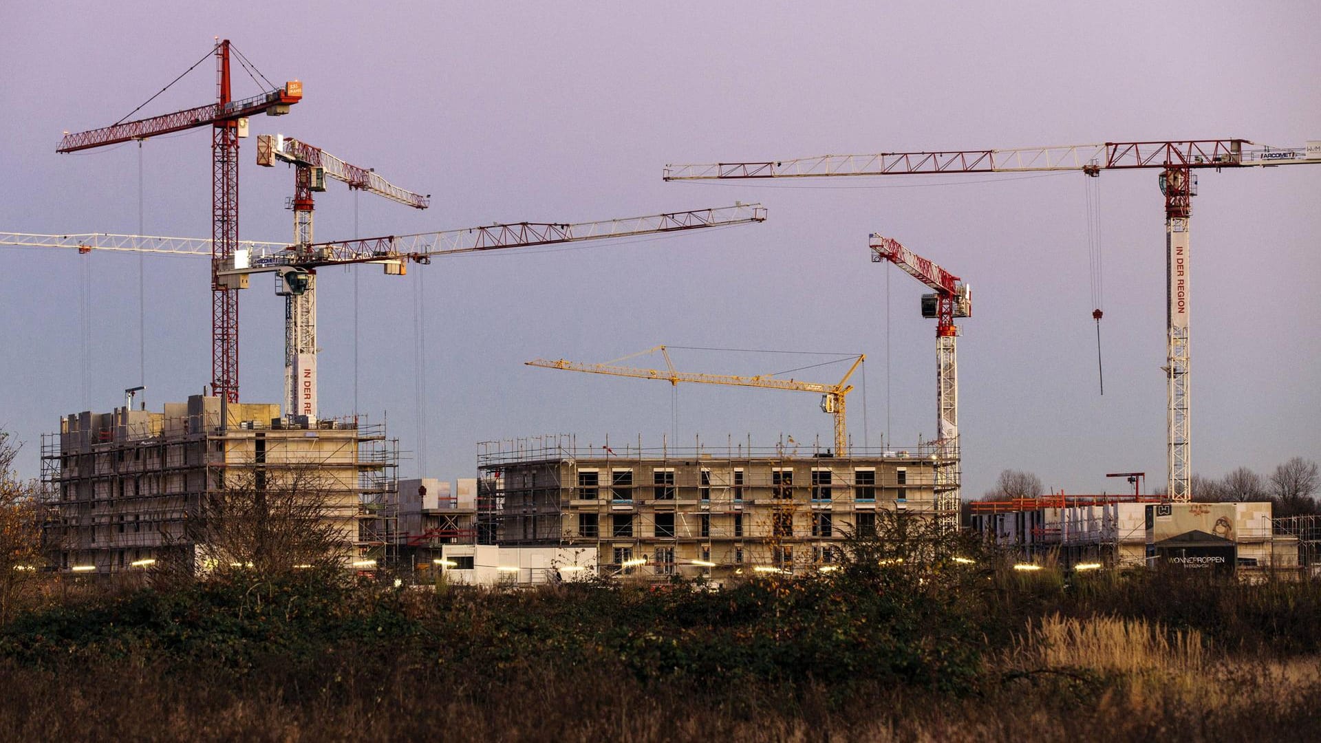 Baukräne auf einer Baustelle in Köln Ossendorf.