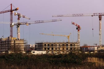 Baukräne auf einer Baustelle in Köln Ossendorf.