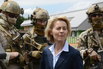 Verteidigungsministerin Ursula von der Leyen mit KSK-Soldaten in Calw (Baden-Württemberg).