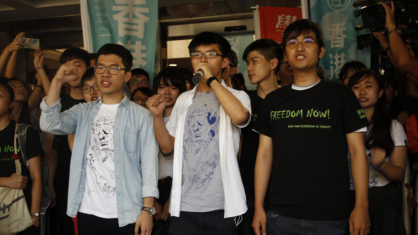 Nathan Law (l), Joshua Wong (M) und Alex Chow (r) waren die Anführer der prodemokratischen Proteste in Hong Kong im Jahr 2014.
