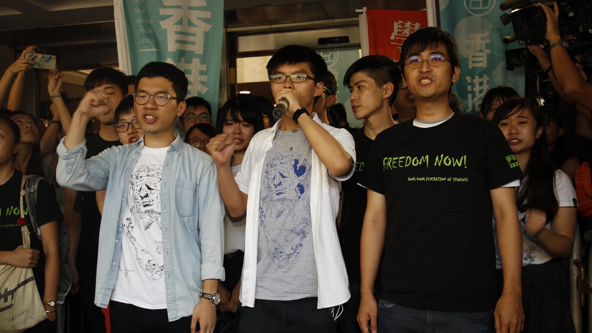 Nathan Law (l), Joshua Wong (M) und Alex Chow (r) waren die Anführer der prodemokratischen Proteste in Hong Kong im Jahr 2014. Nathan Law (l), Joshua Wong (M) und Alex Chow (r) waren die Anführer der prodemokratischen Proteste in Hong Kong im Jahr 2014.