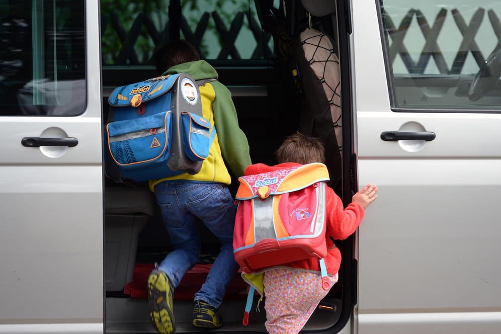 "Elterntaxis" sind besonders kurz nach Ferienende der Grund für gefährliches Verkehrschaos vor den Schulen.