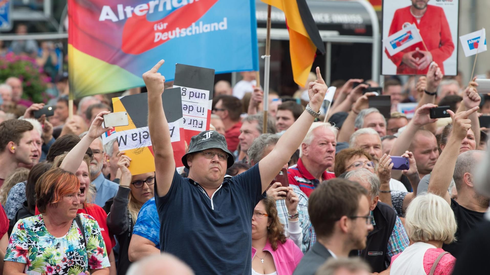 Gegendemonstranten während eines Wahlkampfauftritts von Bundeskanzlerin Merkel in Annaberg-Buchholz (Sachsen).