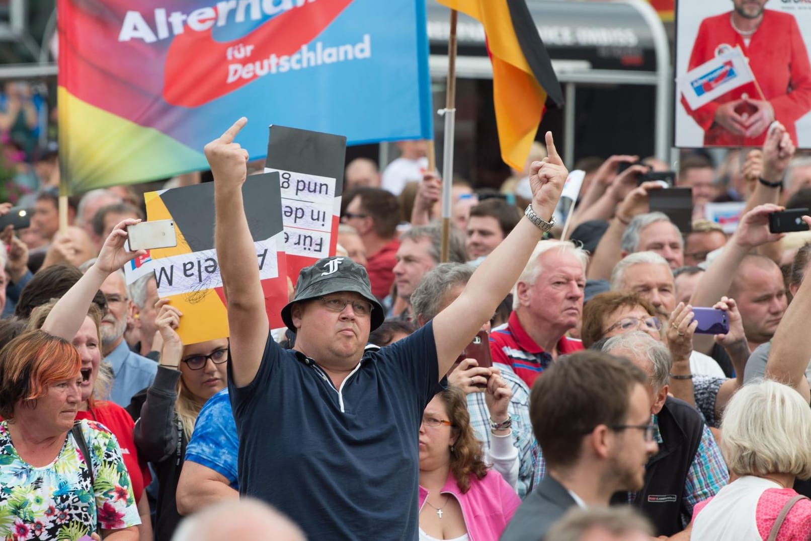 Gegendemonstranten während eines Wahlkampfauftritts von Bundeskanzlerin Merkel in Annaberg-Buchholz (Sachsen).