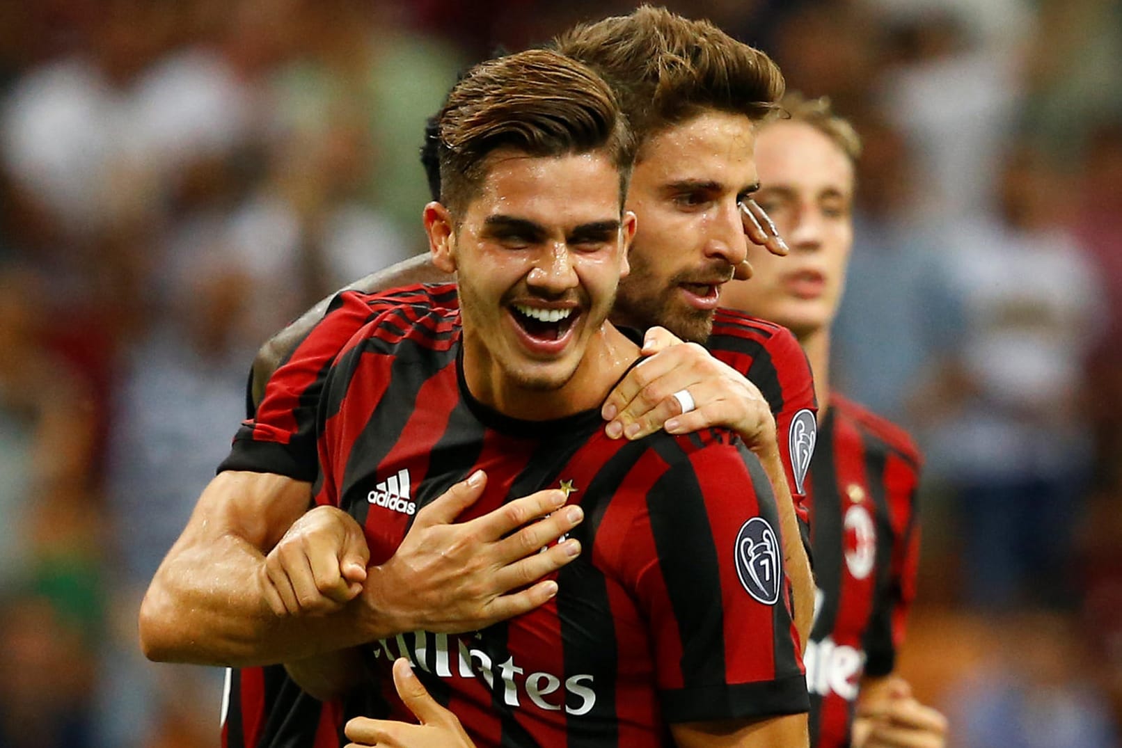 Milans Andre Silva jubelt mit Fabio Borini.