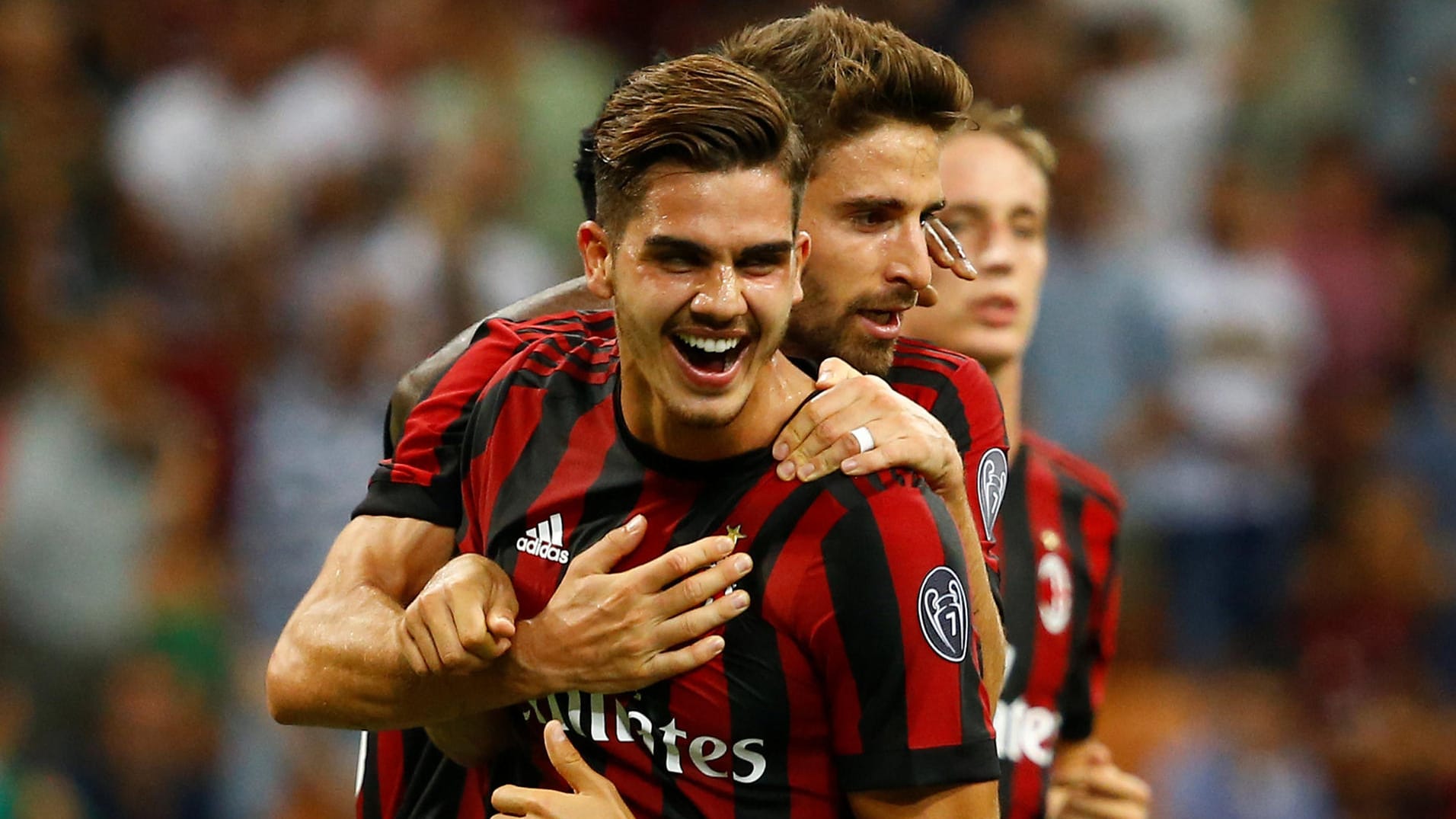 Milans Andre Silva jubelt mit Fabio Borini.