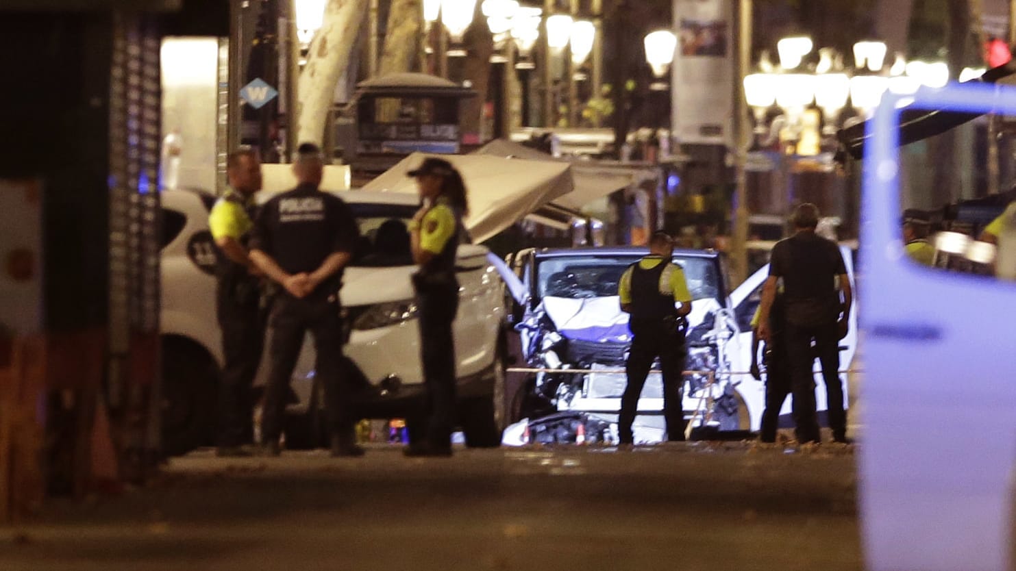 Polizeikräfte stehen vor dem weißen Lieferwagen, der auf dem Las-Ramblas-Boulevard in Barcelona in eine Menschenmenge gerast war.