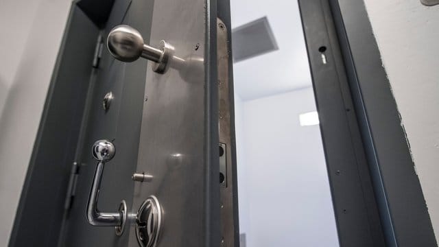 "Besonders gesicherter Haftraum" (BGH) in der JVA Frankfurt-Preungesheim: In den Zellen werden temporär randalierende Gefangene oder Terrorverdächtige untergebracht. "Besonders gesicherter Haftraum" (BGH) in der JVA Frankfurt-Preungesheim: In den Zellen werden temporär randalierende Gefangene oder Terrorverdächtige untergebracht.