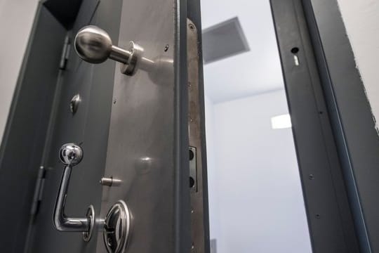 "Besonders gesicherter Haftraum" (BGH) in der JVA Frankfurt-Preungesheim: In den Zellen werden temporär randalierende Gefangene oder Terrorverdächtige untergebracht.