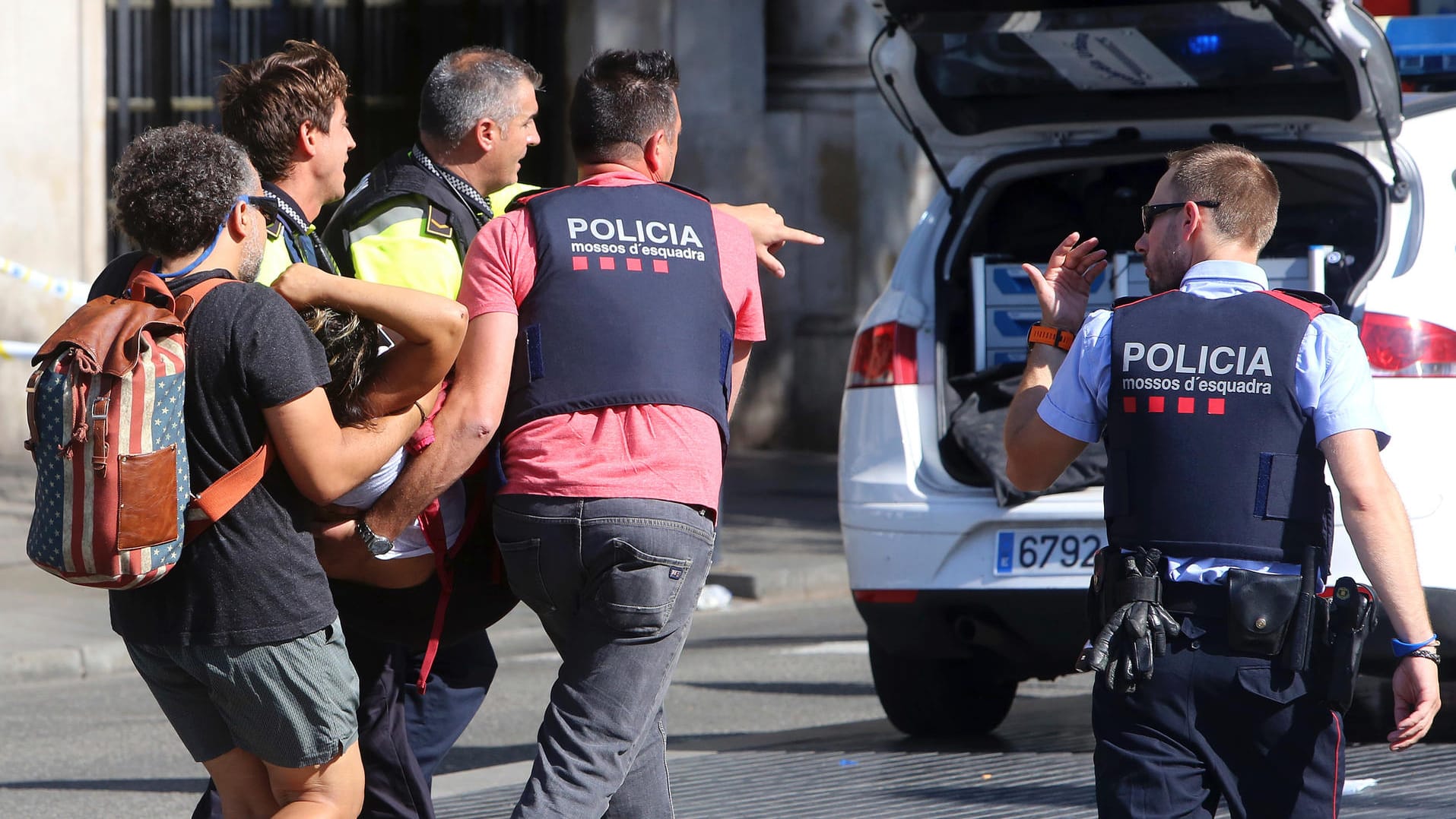 Nach der Attacke in Barcelona tragen Helfer eine Verletzte davon.