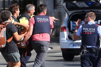 Nach der Attacke in Barcelona tragen Helfer eine Verletzte davon.